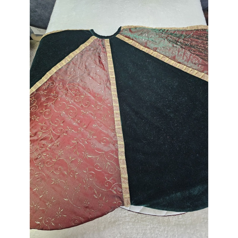 Beautiful‎ Two Tone Quilted Christmas Tree Skirt